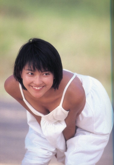 白いワンピースで横目で笑う羽田美智子。