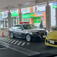 【悲報】静岡県警、パトカーを障害者用駐車場に堂々と止めてしまう！「多分身体障害者の送迎なんかをしてた説。」