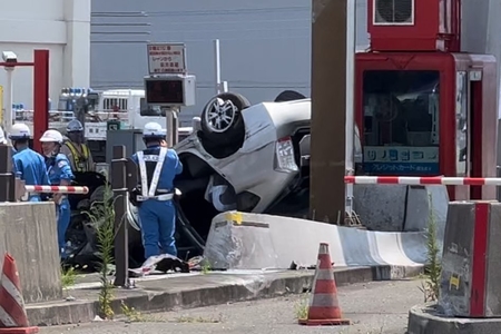 【事故】東名高速 厚木IC付近で事故！ 「料金所にプリウスが突っ込んだ」 | まとめまとめ