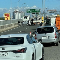 【大事故】名古屋高速16号一宮線で事故発生!「す、すごい事故だ……大型バスと貨物がぶつかって貨物が横転してる」 【大事故】名古屋高速16号一宮線で事故発生!「す、すごい事故だ……大型バスと貨物がぶつかって貨物が横転してる」