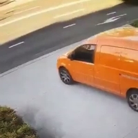 【動画】電動キックボードの男性、急停止して自分だけふっとび車に踏まれる！「このバカ自動車、轢いたあとに戻りでもう一回轢きやがった」