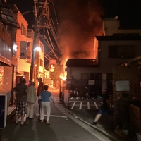 【火災】東京都荒川区町屋2丁目付近で火事発生!「ボンボンうっせぇなぁって思ってたら『火事です』って聞こえてきて近くの神社の前が燃えてたわ。」 【火災】東京都荒川区町屋2丁目付近で火事発生!「ボンボンうっせぇなぁって思ってたら『火事です』って聞こえてきて近くの神社の前が燃えてたわ。」