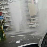 【動画】ゲリラ豪雨の影響で大阪市生野区今里付近のマンホール蓋吹っ飛び水柱が起きる!停電も! 【動画】ゲリラ豪雨の影響で大阪市生野区今里付近のマンホール蓋吹っ飛び水柱が起きる!停電も!