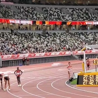 【悲報】陸上日本選手権、カメラマンがレース中の三田選手をカメラの線でひっかけてしまう！「」