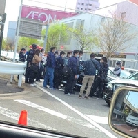 【事件】千葉市美浜区中瀬交差点付近、黒塗りの高級車を警察が囲む！「多分頭おかしい系の運転手(DQN系)を警察が大人数で囲っています」