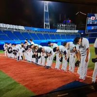 【称賛】侍ジャパン 試合後に無人客席&韓国ベンチに全員一礼 ネットから称賛の声!「最後に、マウンドに日の丸立てんでよかったです。」 【称賛】侍ジャパン 試合後に無人客席&韓国ベンチに全員一礼 ネットから称賛の声!「最後に、マウンドに日の丸立てんでよかったです。」
