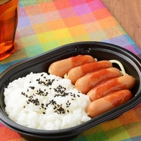 【朗報】ウインナーと白米だけ「ウインナー弁当」好評につき販売拡大!「10年…老害が居なくなったのかな😬」 【朗報】ウインナーと白米だけ「ウインナー弁当」好評につき販売拡大!「10年…老害が居なくなったのかな😬」