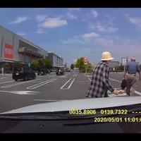 【動画】老害!浦和美園イオンで老夫婦が新車に小石でガリガリ!ドラレコに録画されるも、検挙に至らず!「このジジババの車に同じことしても問題ないってことってよね?」 【動画】老害!浦和美園イオンで老夫婦が新車に小石でガリガリ!ドラレコに録画されるも、検挙に至らず!「このジジババの車に同じことしても問題ないってことってよね?」