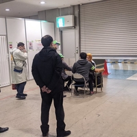 【悲報】コミケC99の2日目、ノーマスクの煉獄さんコスの男が今日も出没!怒られてしまう!「PCR検査の紙を偽造か でスーツの人は湾岸署の人?」 【悲報】コミケC99の2日目、ノーマスクの煉獄さんコスの男が今日も出没!怒られてしまう!「PCR検査の紙を偽造か でスーツの人は湾岸署の人?」