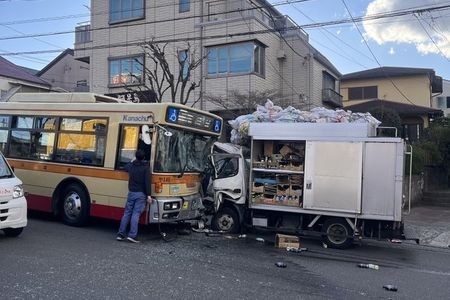 【事故渋滞】東京都町田市南成瀬でバスとトラックが正面衝突！ 「神奈中バス」「負傷者が4人」 | まとめまとめ