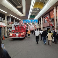 【火災】神戸市兵庫区 東山商店街で火事発生！「 さっきめっちゃ消防車向かってたけどわりと近所でびびった」