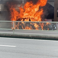 【車両火災】大阪府大阪市生野区今里筋で車両火災発生!「コリアンタウンで車燃えてる!ベンツの新しいの!通行止めなってる!」 【車両火災】大阪府大阪市生野区今里筋で車両火災発生!「コリアンタウンで車燃えてる!ベンツの新しいの!通行止めなってる!」