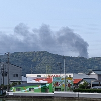 【火災】徳島県徳島市飯谷町で火事！「遠くで火事。煙がすごい。さっき覆面パトカーが追い抜いて行った。」