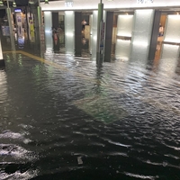 水没 千葉駅 ゲリラ豪雨により冠水 駅 川だね 噴水になってる 水没 千葉駅 ゲリラ豪雨により冠水 駅 川だね 噴水になってる