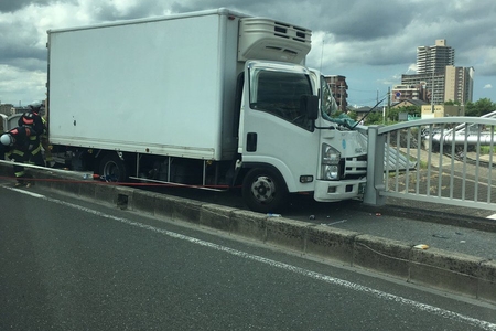 【大事故】大阪 枚方大橋でトラックが橋を突き破る「トラックが今にも落ちかけてる」 | まとめまとめ