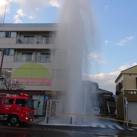 【水柱】神奈川県南足柄市関本付近で水道管破裂！道路から水が噴き出す！「大雄山の駅前すごいことになっております」